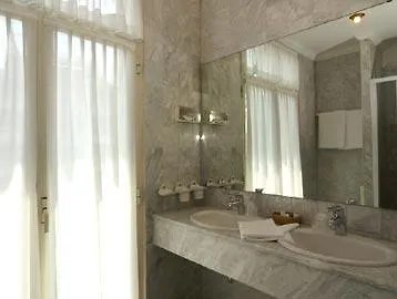 アンバセダダー モナコ